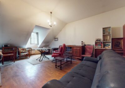 Versailles appartement avec fenetre lumière à rénover fauteuil canapé à vendre