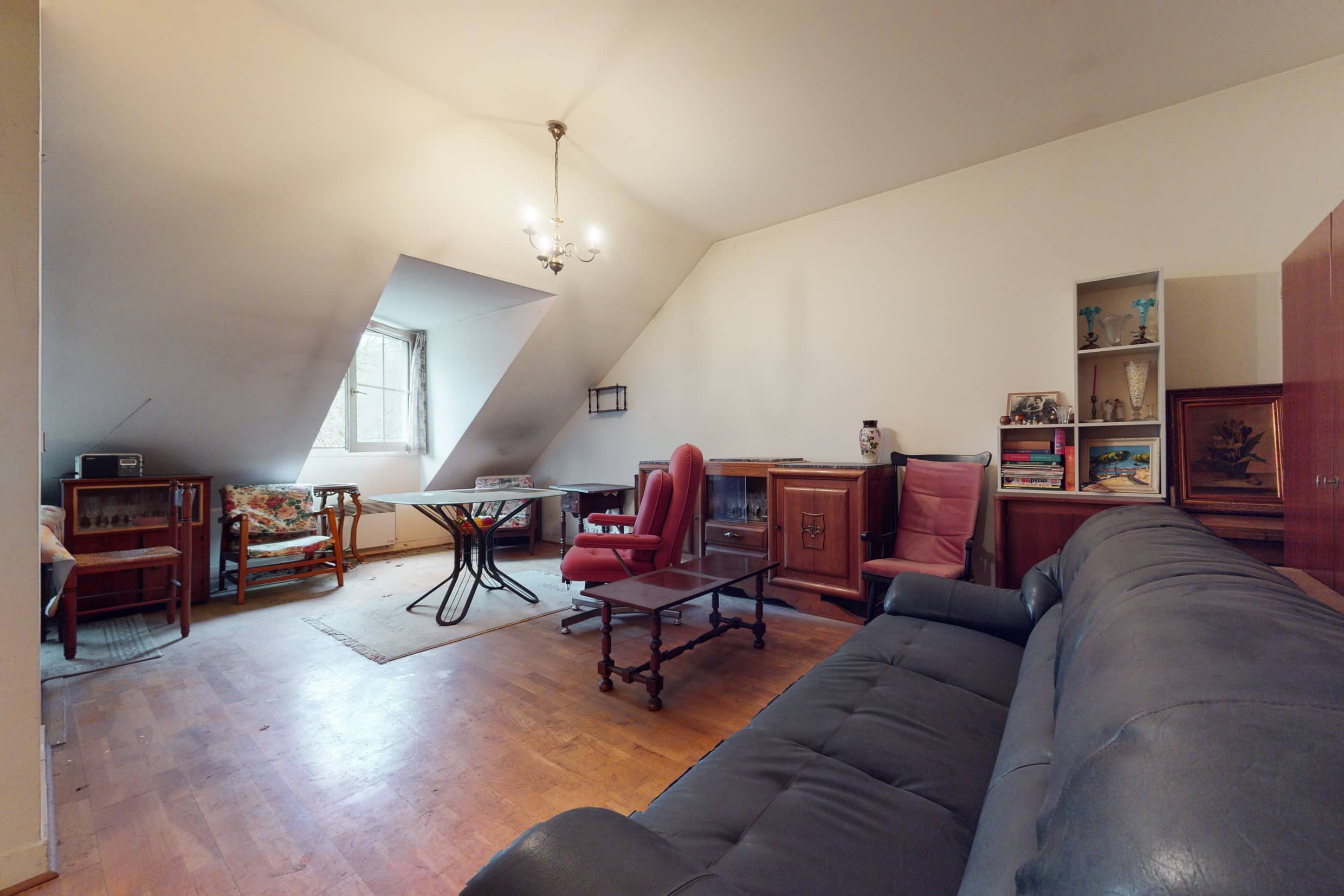 Versailles appartement avec fenetre lumière à rénover fauteuil canapé à vendre