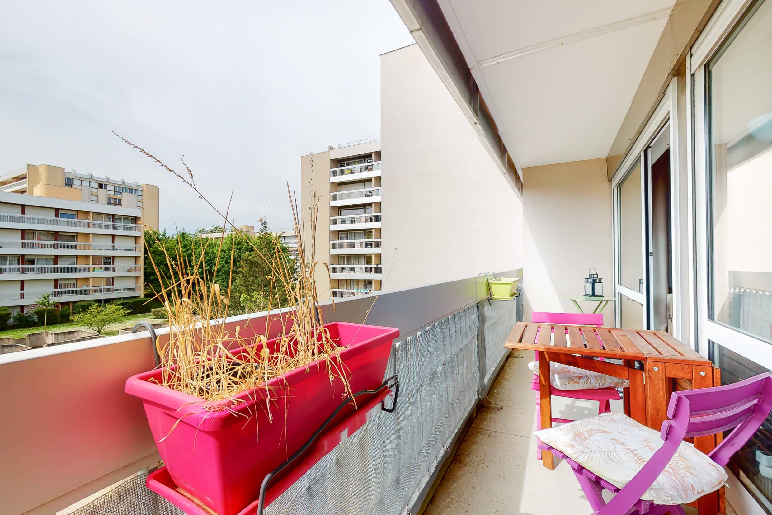 Vue du balcon sans vis à vis avec des plantes et une table de jardin d'un appartement vendu par Pascal NICOLE Agent immobilier